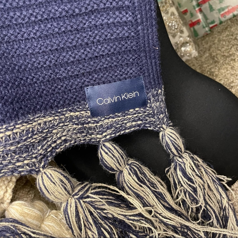 NWOT Beautiful Calvin Klein knit scarf - Picture 4 of 5